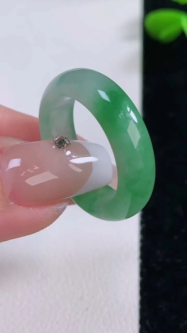 天然A货翡翠指环戒指，尺寸18.5-6.4-3.9，重:4.55g2025年12月2日
工厂直销收藏