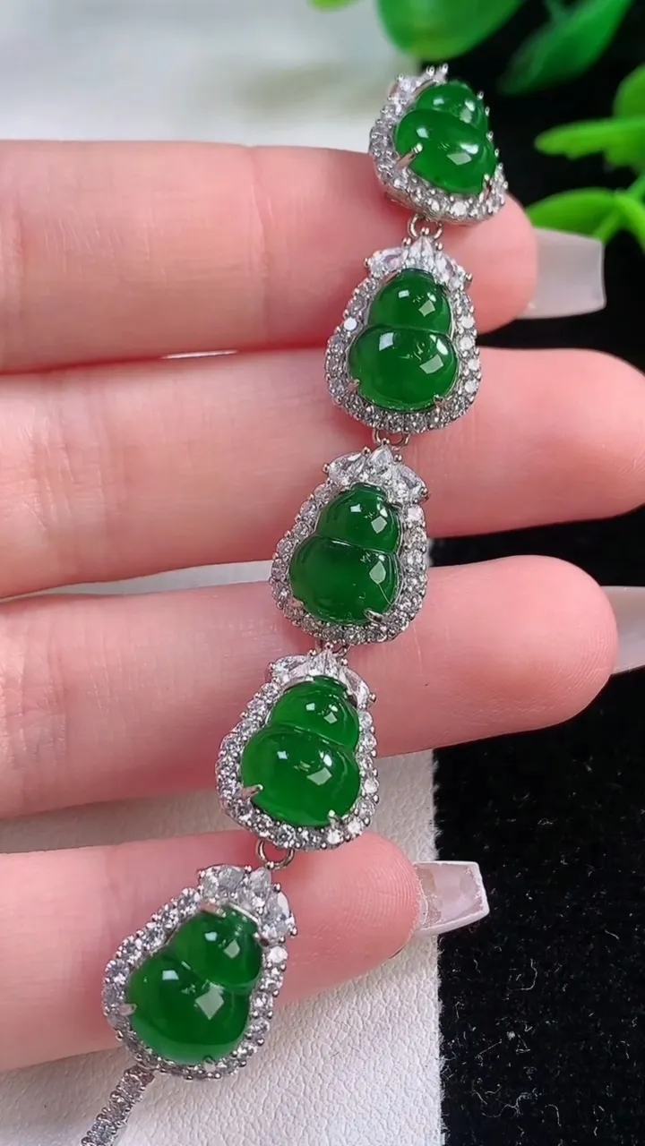 天然A货翡翠蛋面手链，尺寸9.8-7.5，重量:8.69g
12月2日