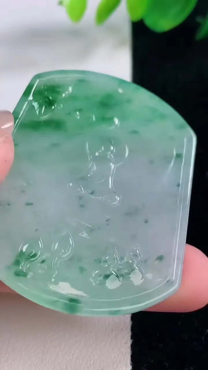 天然A货翡翠普贤菩萨吊坠，尺寸54-42.7-5.4，重量:29.64g
12月2日