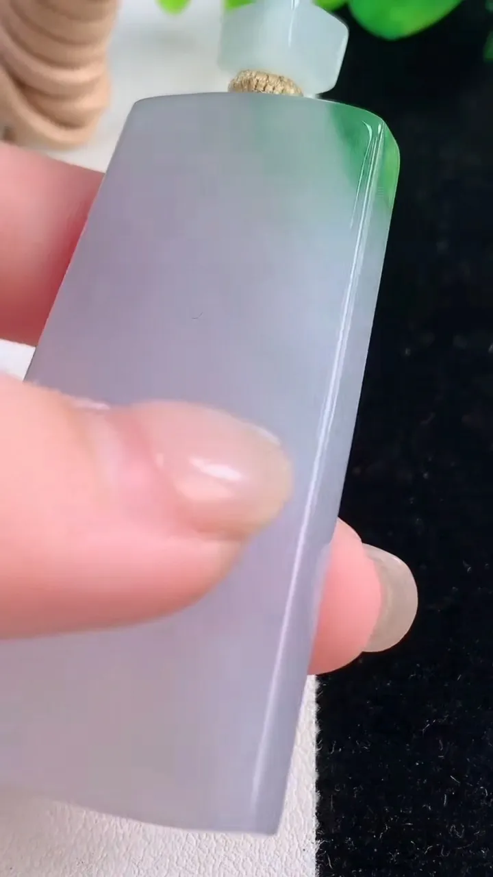 天然A货翡翠春带彩紫罗兰无事牌吊坠，尺寸56.5-31.2-6.3，重量:38.44g
12月2日