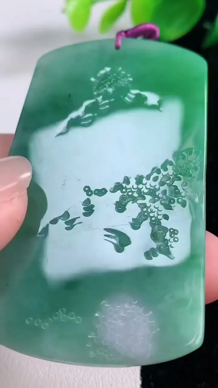 天然A货翡翠山水牌吊坠，尺寸64.4-38.2-6，重量:36.68g
12月2日