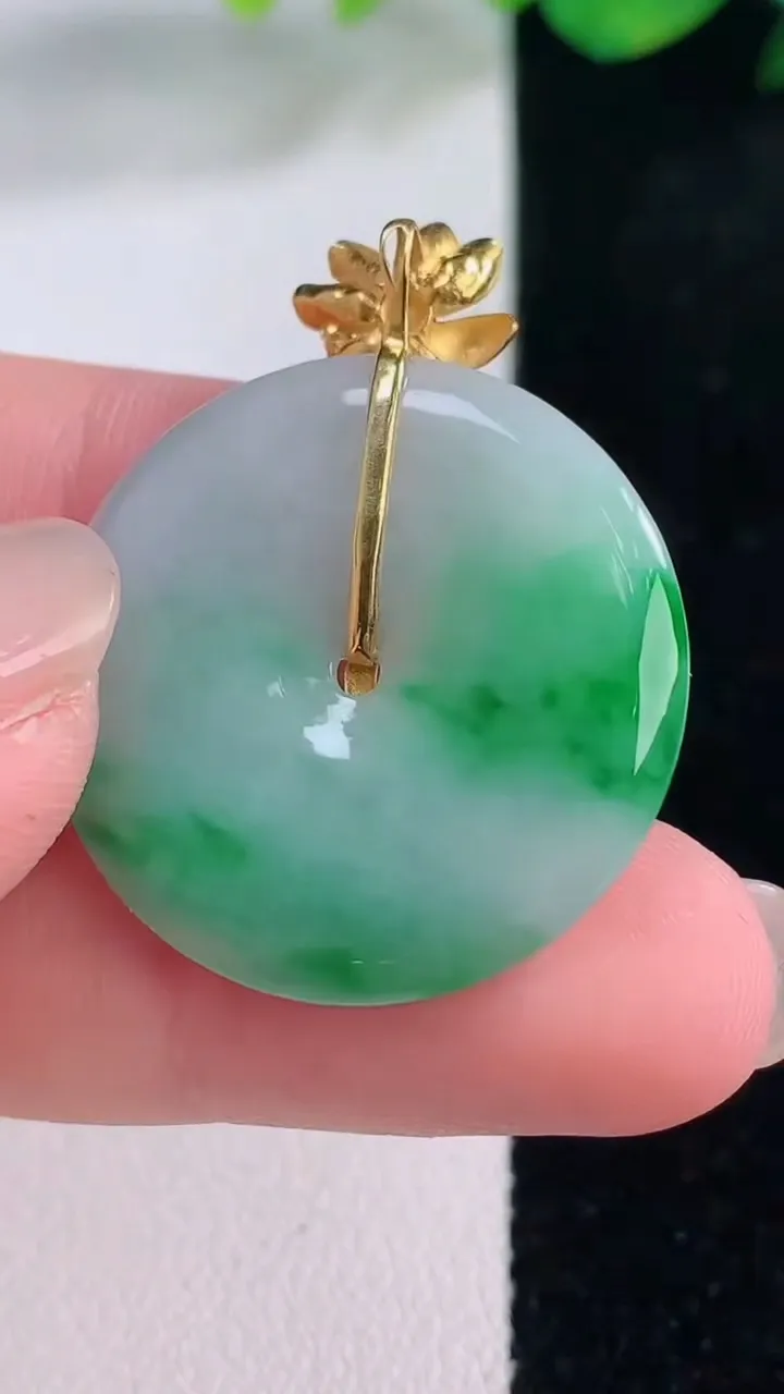 天然A货翡翠平安扣吊坠，尺寸26.7-3.5，重量:6.18g
12月2日