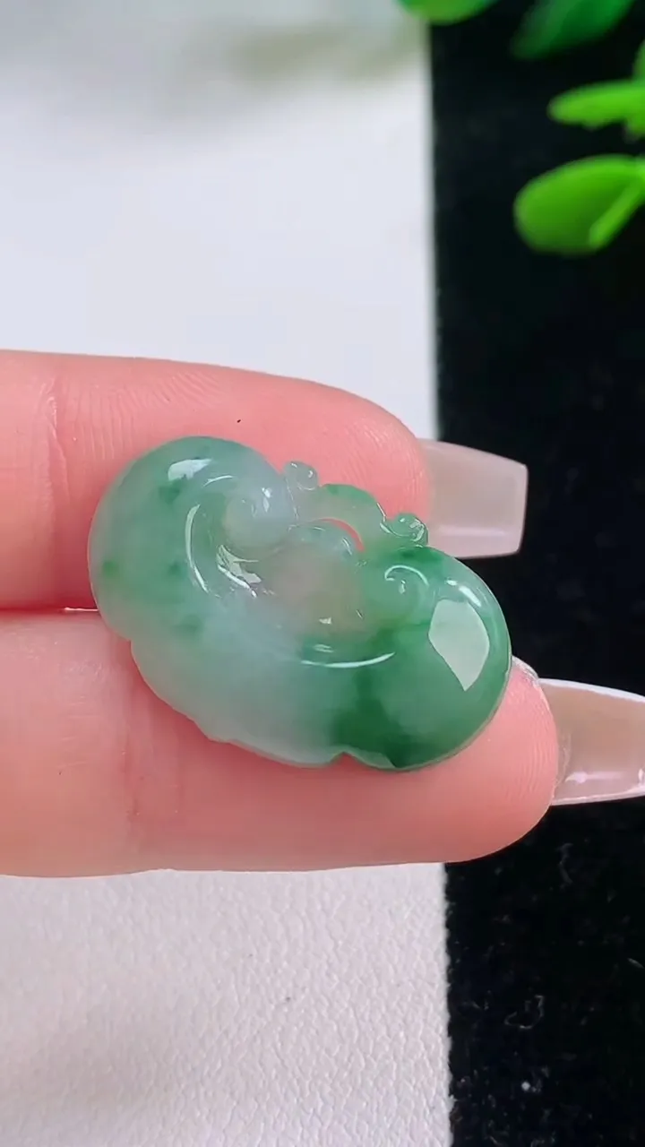 天然A货翡翠如意头吊坠，尺寸16.4-25.5-4.3，重量:4.11g
12月2日