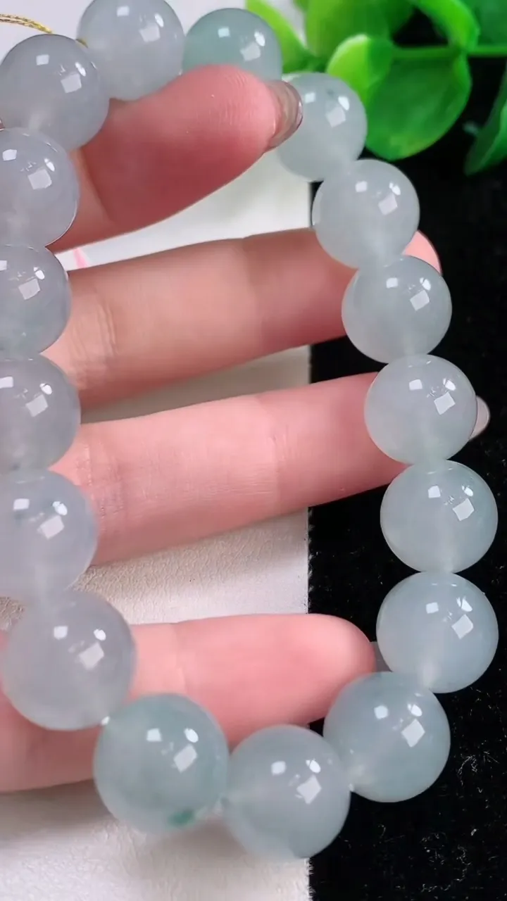 天然A货翡翠种飘花圆珠手串，尺寸12.3-17颗，重量:56.42g12月2日
工厂直销收藏佳品,种好水足，色泽均匀，有种有色，上手高大气！