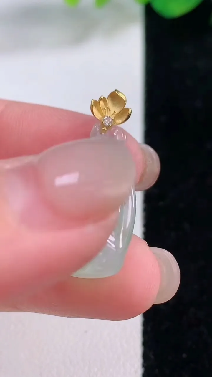 天然A货翡翠莲蓬吊坠，尺寸24.4-14.3-10，重量:3.91g
12月2日