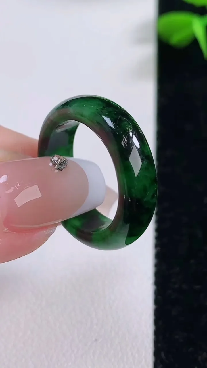 天然A货翡翠指环戒指，尺寸17.2-6.3-3.8，重:3.87g2025年12月2日
工厂直销收藏佳品,种好水足，色泽均匀，有种有色，上手高大气！