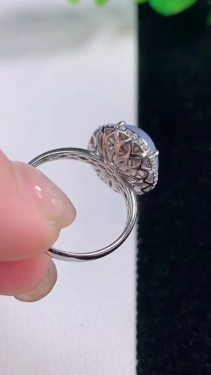 天然A货翡翠18K金紫罗兰蛋面戒指，尺寸17.4-11-8.5，重量:2.94g2025年12月2日
工厂直销收藏佳品,种好水足，色泽均匀，有种有色，上手高大气！