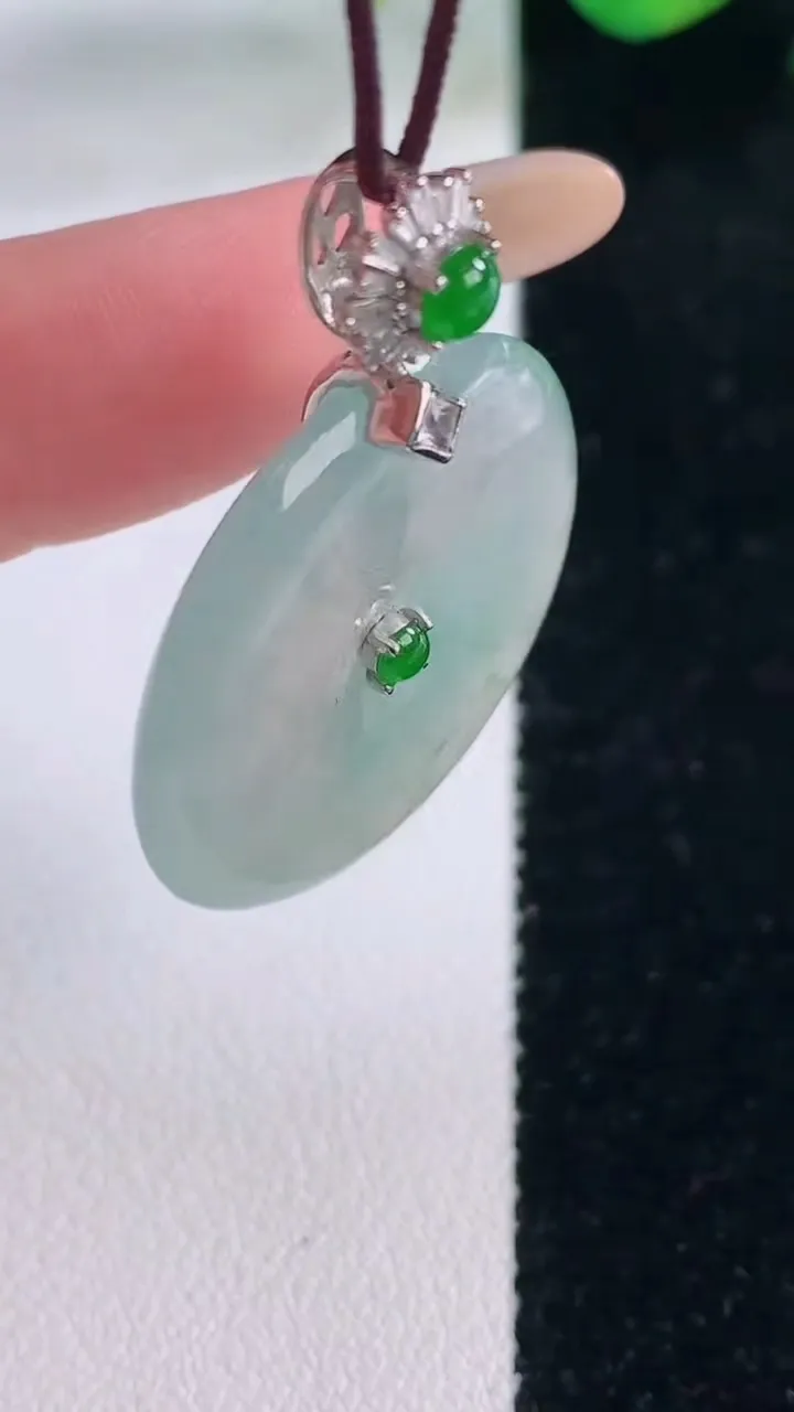 天然A货翡翠种飘花平安扣吊坠，尺寸27-4.6，重量:9.82g
12月2日