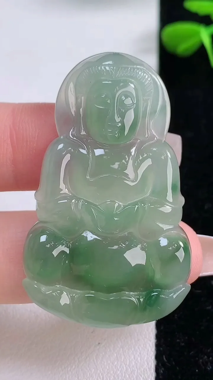 天然A货翡翠观音菩萨吊坠，尺寸45.5-28-4.2，重:9.77g
12月2日