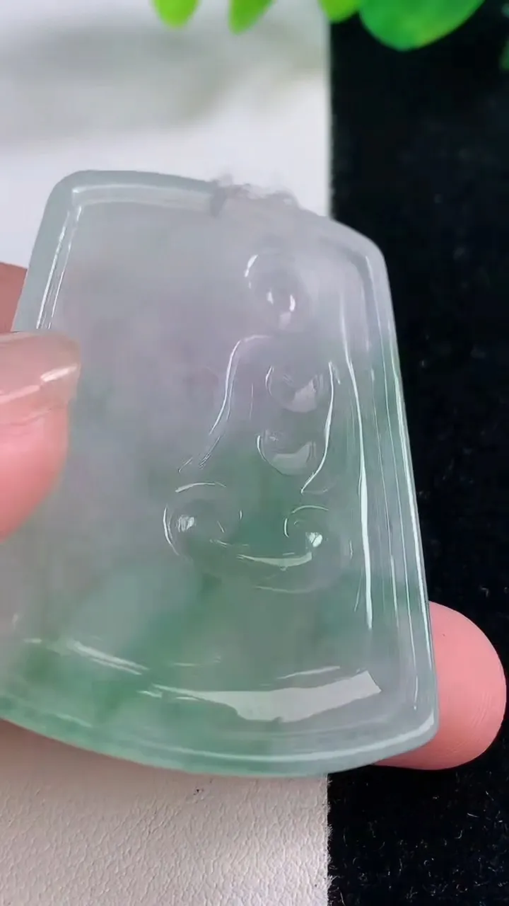 天然A货翡翠大势至菩萨吊坠，尺寸52.3-37.5-5.8，重量:23.91g
12月2日