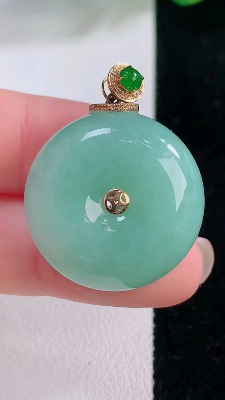 天然A货翡翠平安扣吊坠，尺寸25-11.7，重量:17.51g
12月2日