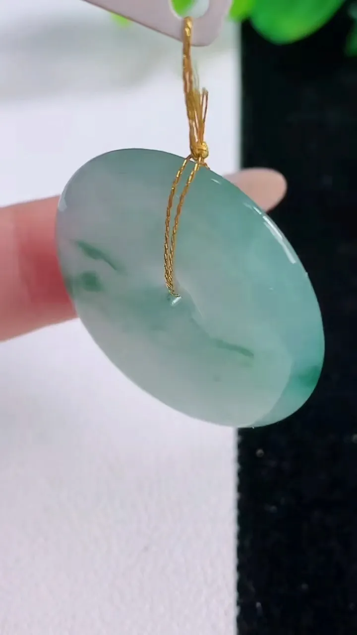 天然A货翡翠冰种飘花平安扣吊坠，尺寸29-5.4，重量:10.76g
12月2日