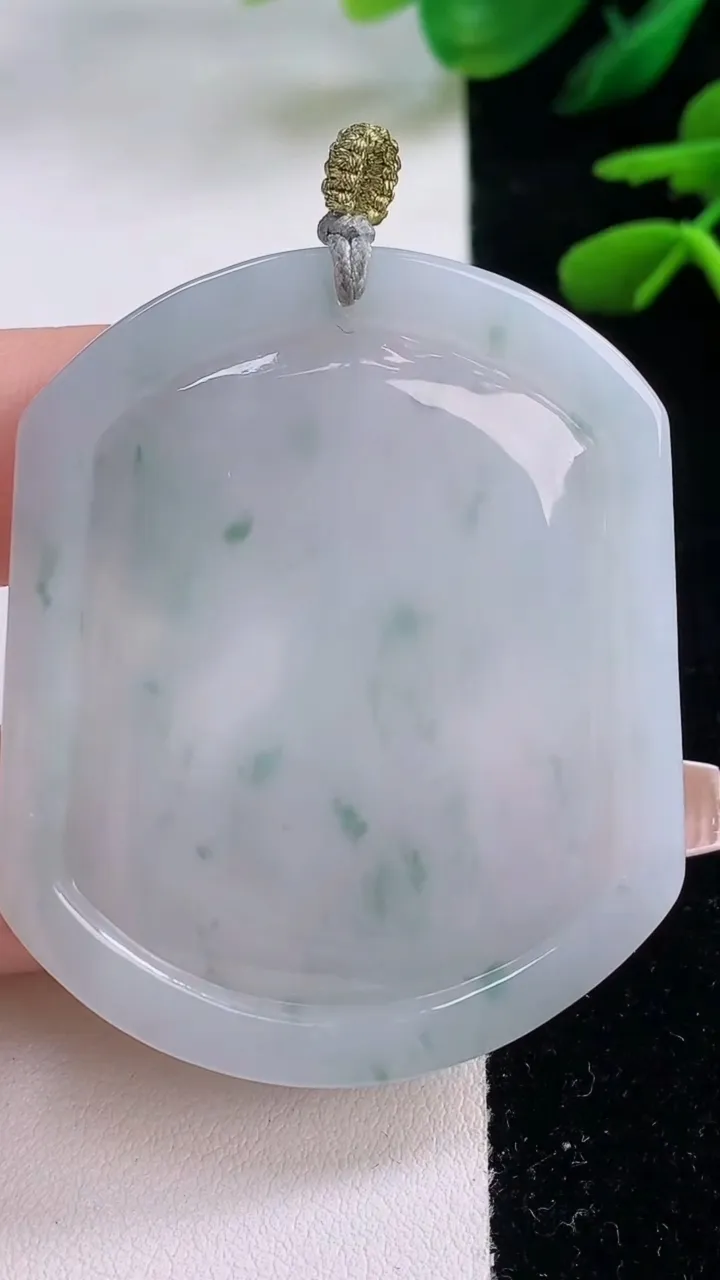 天然A货翡翠飘花生肖猴吊坠，尺寸51.5-43-6.2，重量:27.85g
12月2日