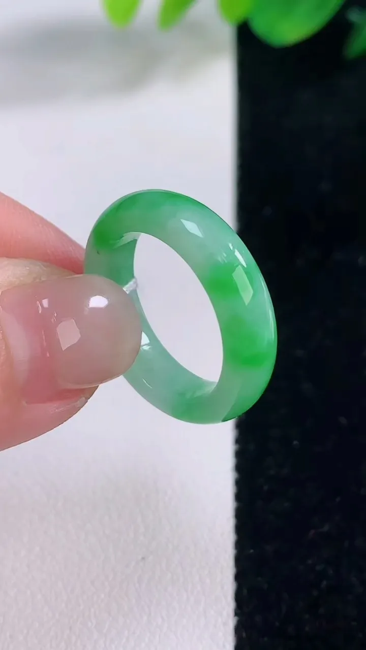 天然A货翡翠指环戒指，尺寸17-5-3，重量:3.53g2025年12月2日
工厂直销收藏佳品,种好水足，色泽均匀，有种有色，上手高大气！