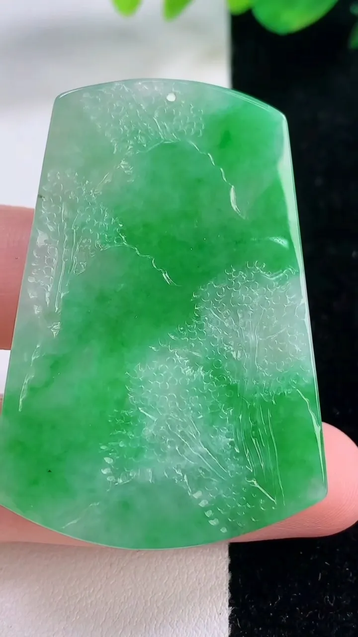 天然A货翡翠山水牌吊坠，尺寸50-35.6-5.4，重量:22.79g
12月2日