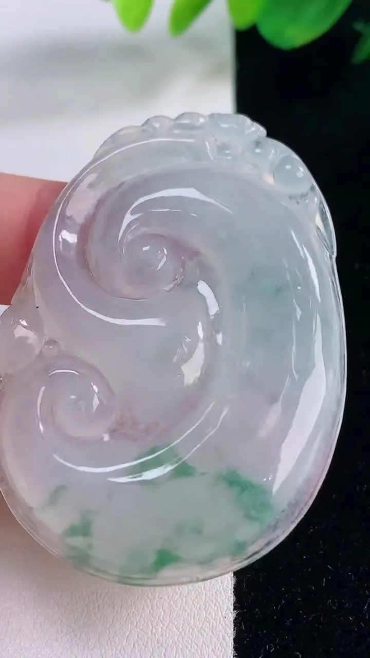 天然A货翡翠冰种飘花如意吊坠，尺寸56-39.6-5.3，重量:20.70g
12月2日