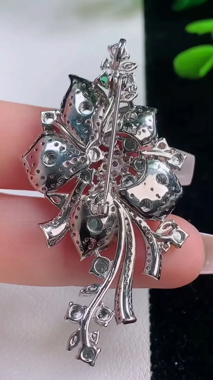 天然A货翡翠蛋面胸针，尺寸3.3，重量:9.60g
12月2日