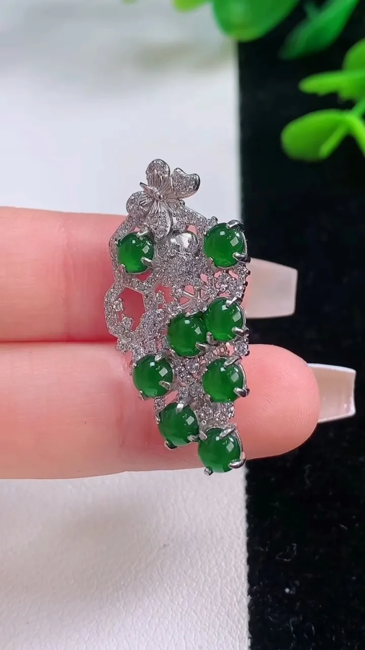 天然A货翡翠蛋面胸针，尺寸4，重量:5.06g
12月2日