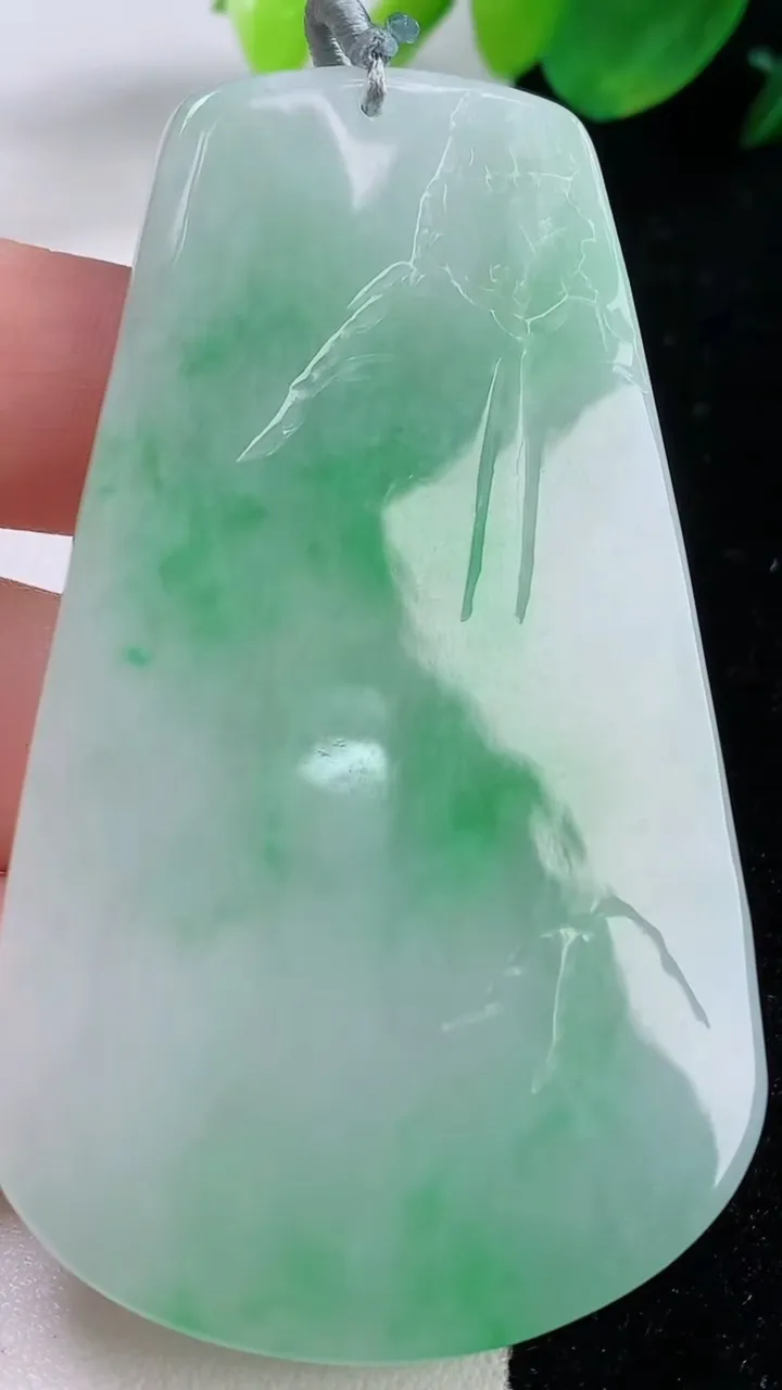 天然A货翡翠山水牌吊坠，尺寸68.7-41.4-5.2，重量:34.27g
12月2日