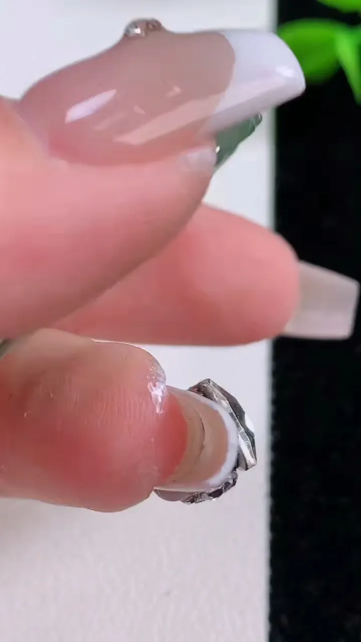 天然A货翡翠金枝玉叶 叶子吊坠，尺寸39.7-25.6-4.6，重:7.96g
12月2日