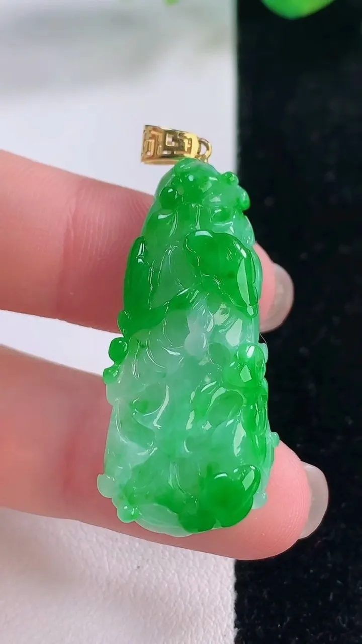 天然A货翡翠白菜吊坠，尺寸36.2-16-8，重量:8.12g
12月2日