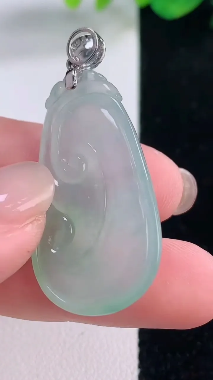 天然A货翡翠如意吊坠，尺寸36.6-20-5.5，重量:8.44g
12月2日