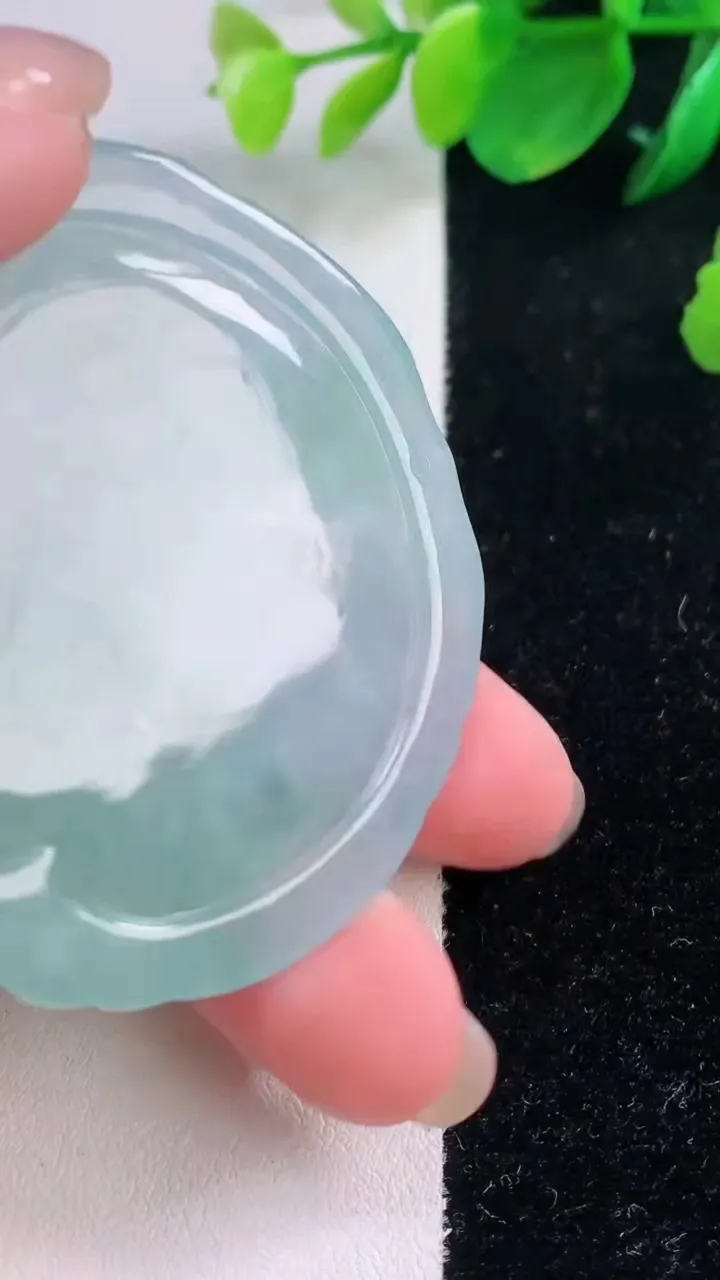 天然A货翡翠生肖鼠吊坠，尺寸53.5-54.7-4.3，重量:26.98g
12月2日