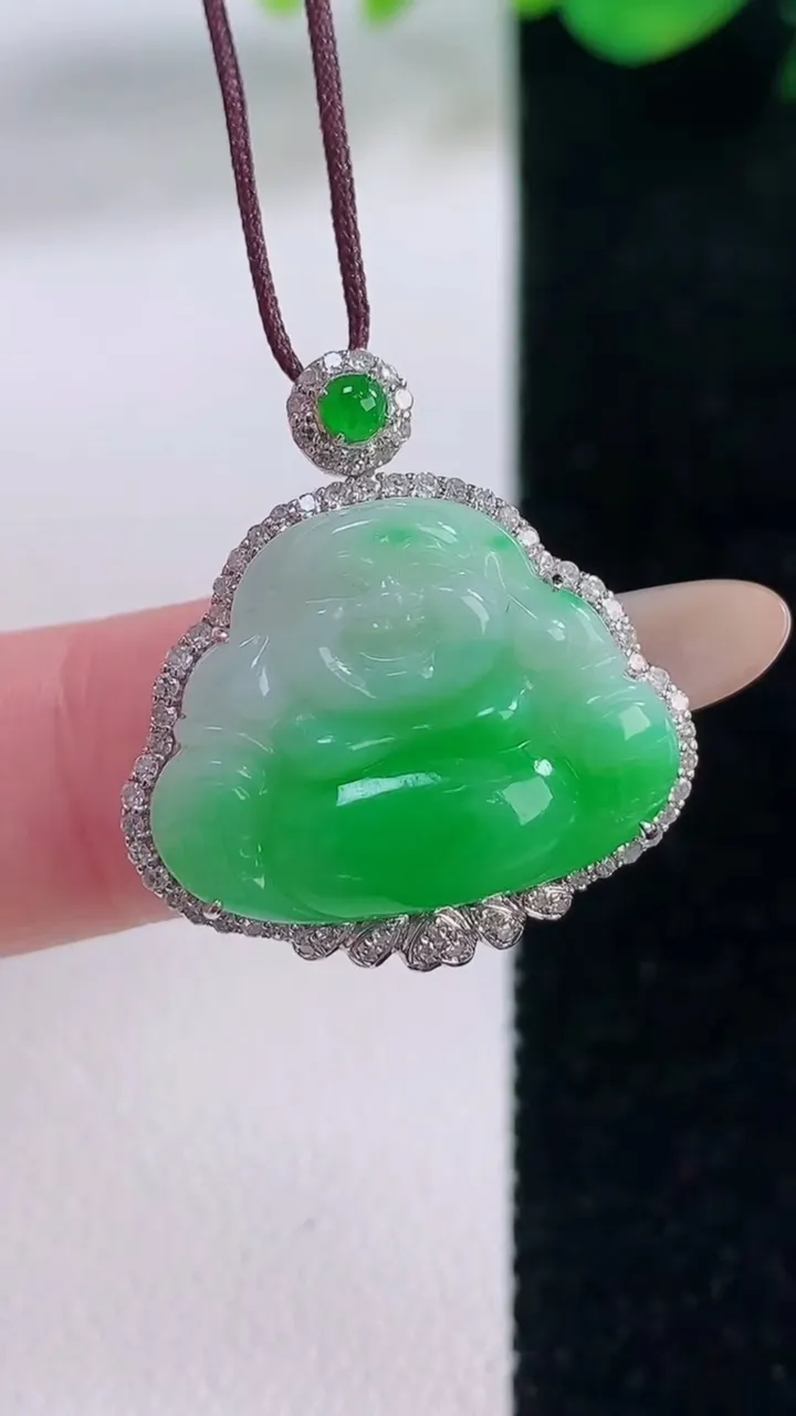 天然A货翡翠佛公吊坠，尺寸24.8-23-7.5，裸石15.6-20.6重量:4.97g
12月2日