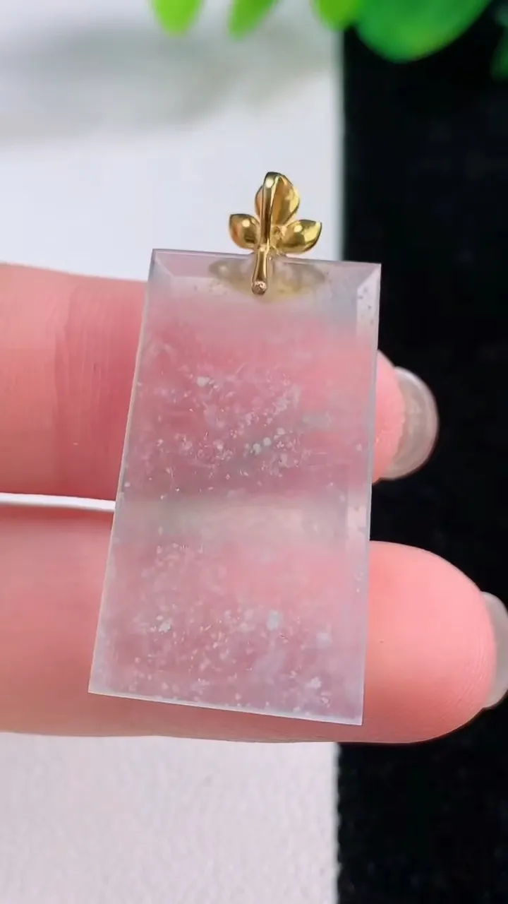 天然A货翡翠无事牌吊坠，尺寸28.8-17-2.5，重量:3.54g
12月2日