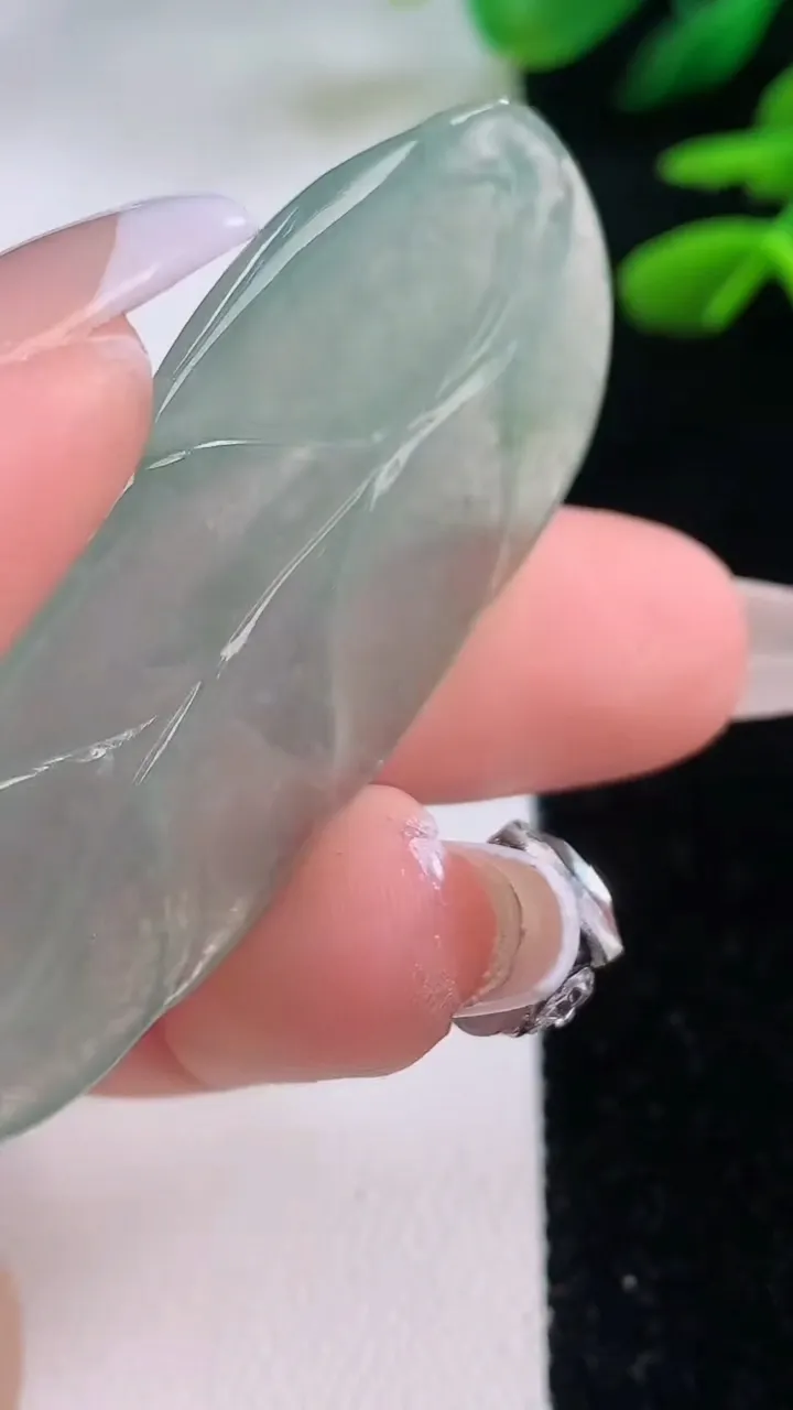 天然A货翡翠金枝玉叶 叶子吊坠，尺寸53.2-23-5.4，重量:12.46g
12月2日