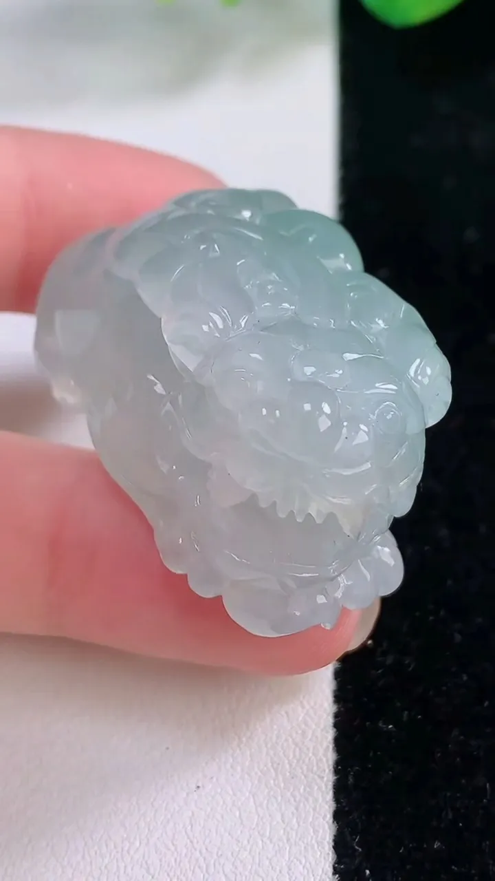 天然A货翡翠冰种飘花貔貅吊坠，尺寸37.4-20-21.2，重量:35.68g
12月2日