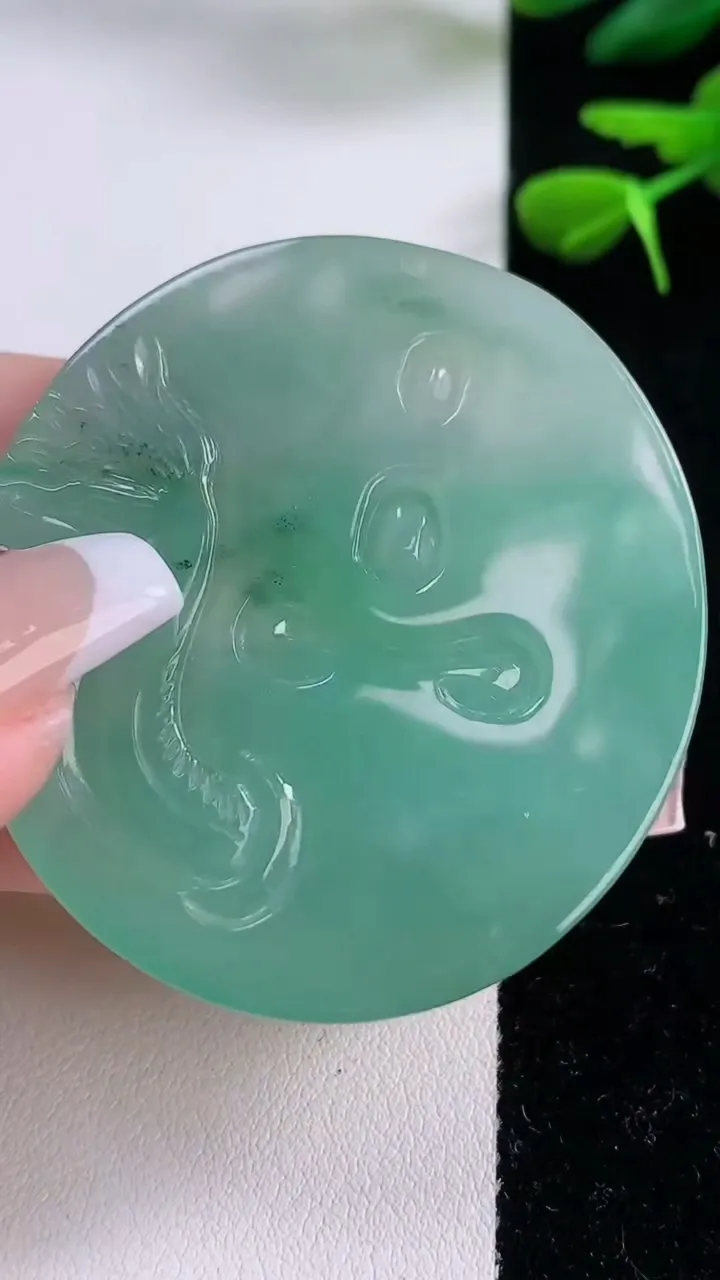 天然A货翡翠祥龙不动明王吊坠，尺寸50-46-6.2，重:28.60g
12月2日