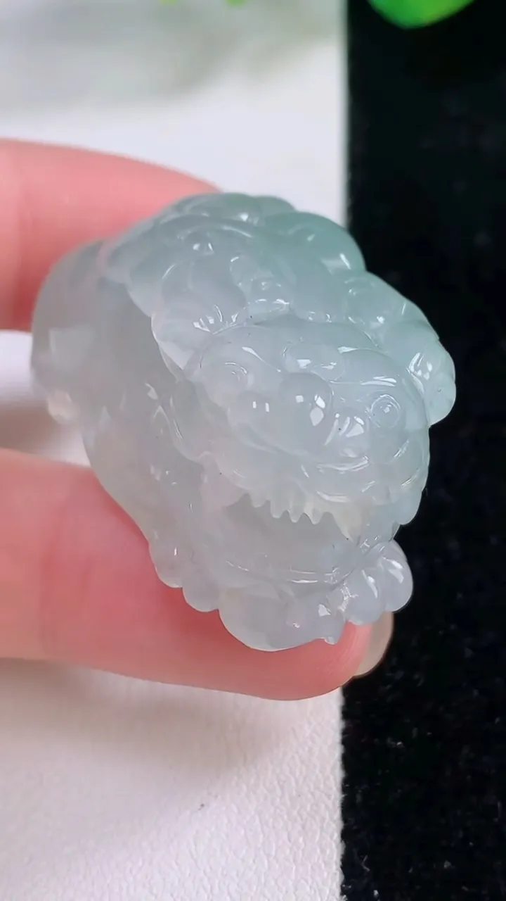 天然A货翡翠冰种飘花貔貅吊坠，尺寸37.4-20-21.2，重量:35.68g
12月2日