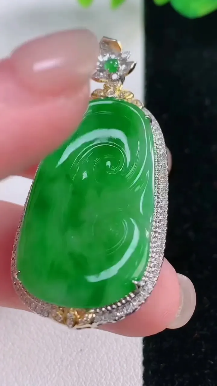 天然A货翡翠如意吊坠，尺寸47.3-22-6，裸石33.3-18.4重量:6.50g
12月2日