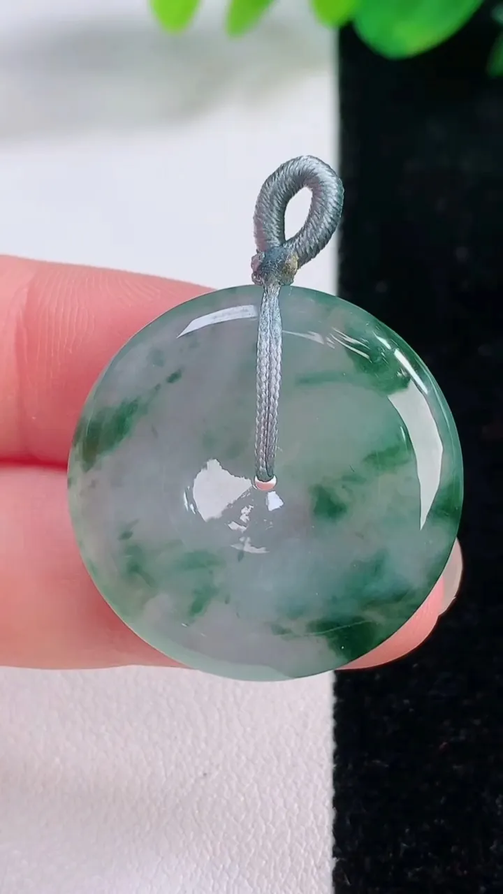 天然A货翡翠冰种飘花平安扣吊坠，尺寸27.8-5.3，重量:8.91g
12月2日