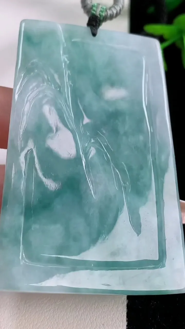 天然A货翡翠牌吊坠，尺寸68.8-46-7.8，重:59.47g
12月2日