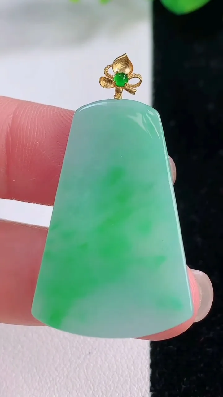 天然A货翡翠无事牌吊坠，尺寸34-22.5-2.8，重量:5.72g
12月2日