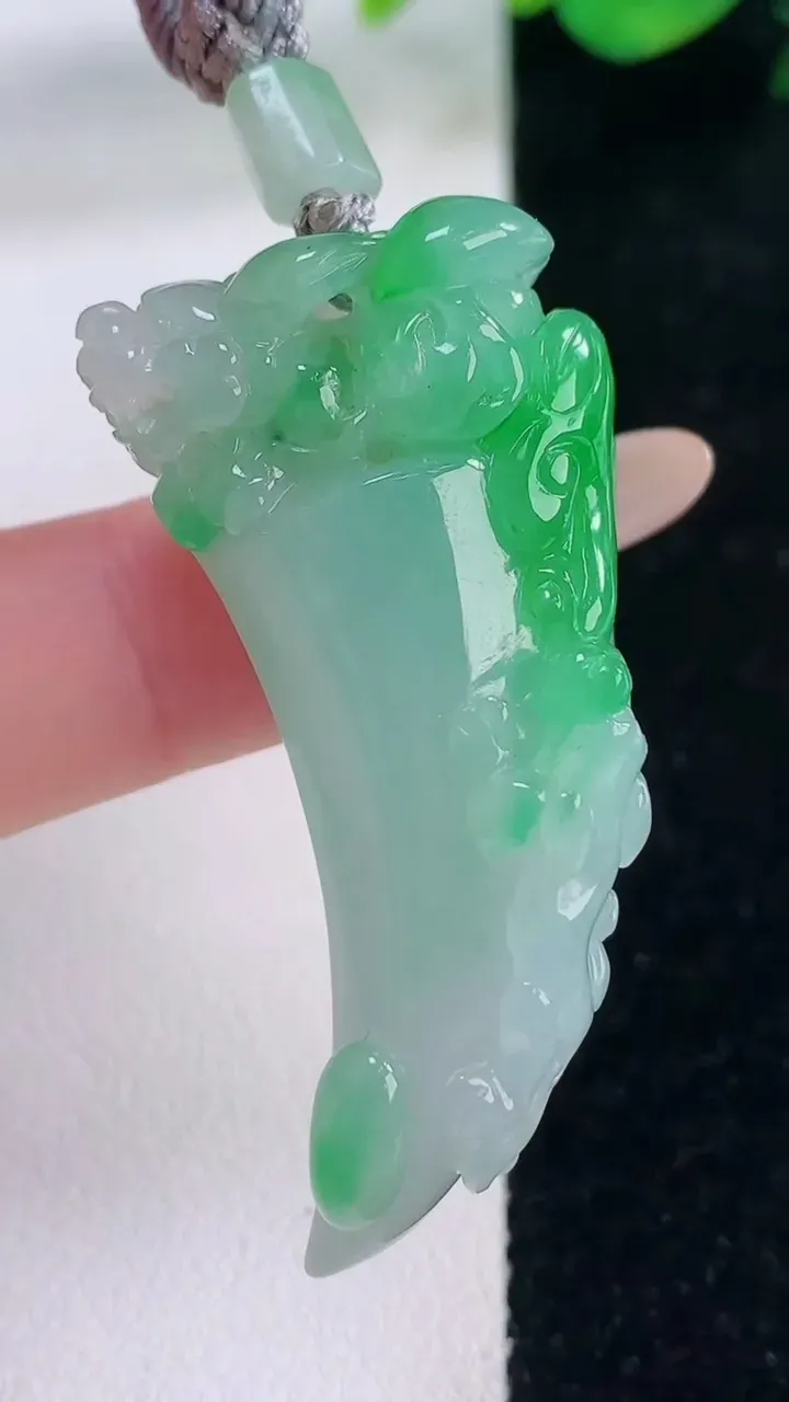 天然A货翡翠龙牙吊坠，尺寸44.6-20.7-12.6，重量:22.65g
12月2日