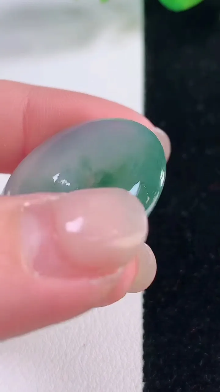 天然A货翡翠冰种飘花平安扣吊坠，尺寸28.4-5.4，重量:9.43g
12月2日