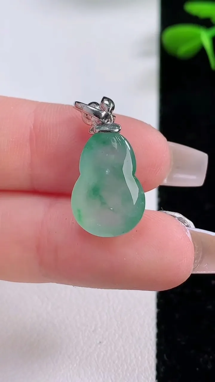 天然A货翡翠种飘花葫芦吊坠，尺寸17.4-11.3-7，重:2.94g
12月2日