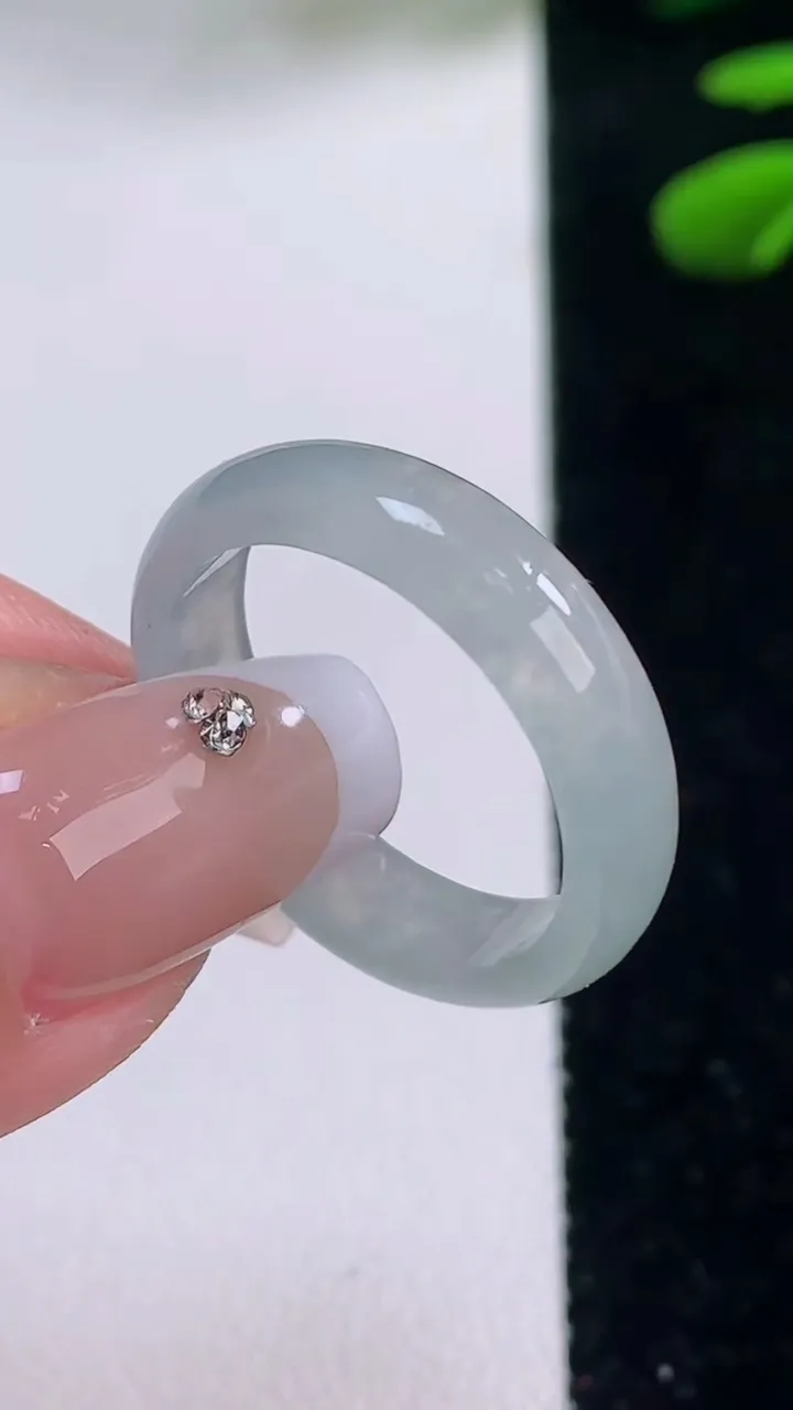 天然A货翡翠指环戒指，尺寸19.2-5-2.4，重量:2.83g2025年12月2日
工厂直销收藏佳品,种好水足，色泽均匀，有种有色，上手高大气！