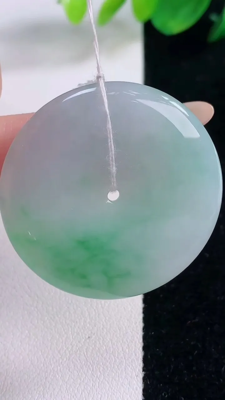 天然A货翡翠平安扣吊坠，尺寸38-5.7，重量:17.24g
12月2日