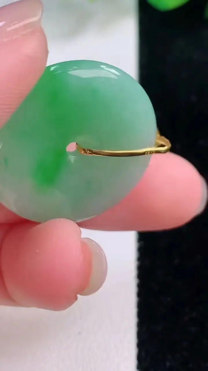 天然A货翡翠平安扣吊坠，尺寸27-4.8，重量:7.85g
12月2日