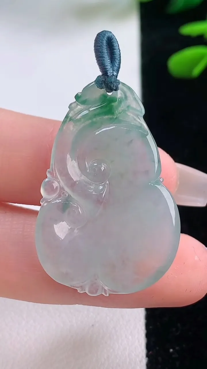 天然A货翡翠冰种飘花如意吊坠，尺寸34.5-23.8-4.2，重量:5.77g
12月2日