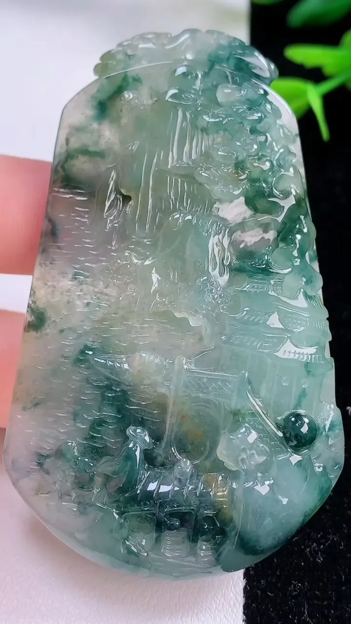 天然A货翡翠牌吊坠，尺寸70-43-10，重:44.79g
12月2日