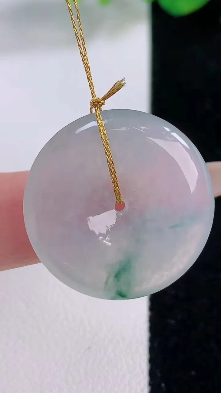 天然A货翡翠冰种飘花平安扣吊坠，尺寸25.8-5.2，重量:8.18g
12月2日