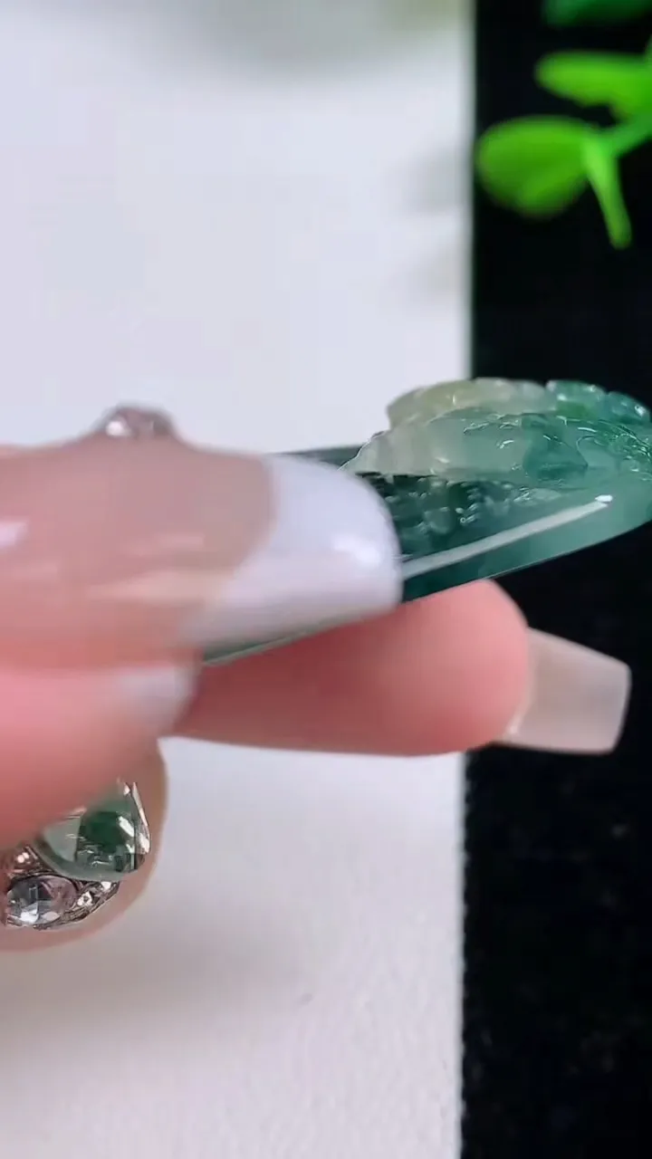 天然A货翡翠牌吊坠，尺寸65-40-10，重:45.00g
12月2日