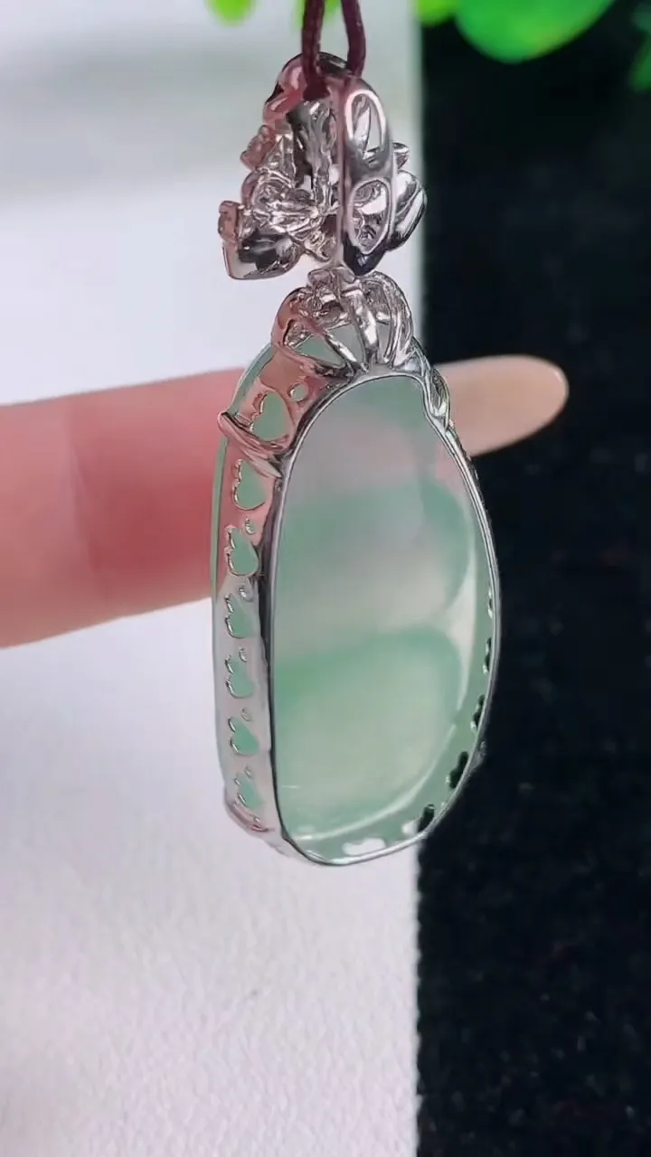 天然A货翡翠福豆吊坠，尺寸46.8-33.6-16.2-9.3，重量:9.12g
12月2日