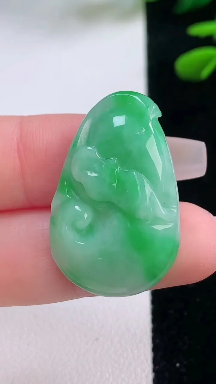 天然A货翡翠如意吊坠，尺寸31.7-19.7-5.9，重量:6.33g
12月2日