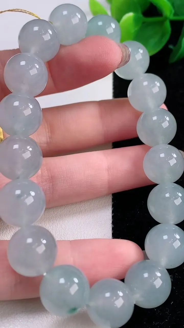 天然A货翡翠种飘花圆珠手串，尺寸12.3-17颗，重量:56.42g12月2日
工厂直销收藏佳品,种好水足，色泽均匀，有种有色，上手高大气！